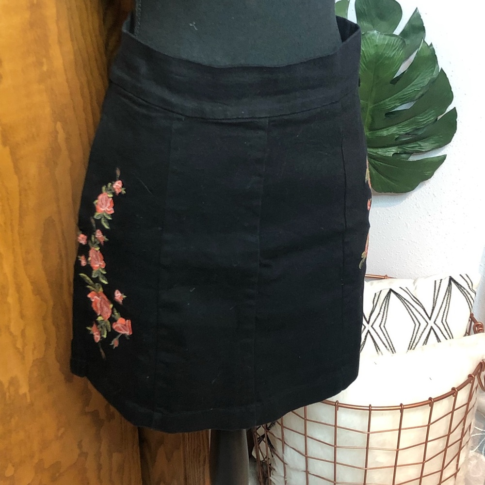 Embroidered mini skirt with pockets